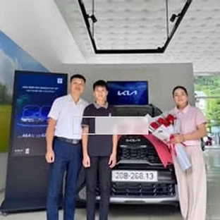 Kia Bắc Kạn - Hỗ trợ khách kiểm tra xe trước khi nhận.