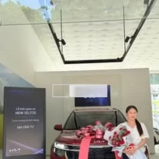 Kia Bắc Kạn - Khách hàng tham khảo xe thực tế tại Bạch Thông.