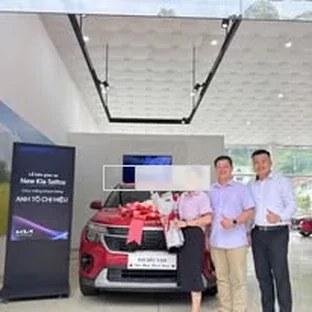 Kia Bắc Kạn - Hỗ trợ khách kiểm tra xe trước khi nhận.