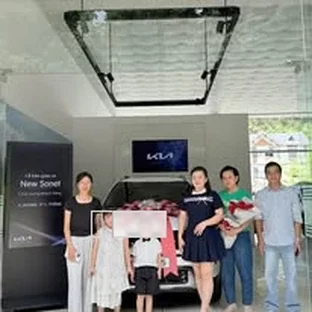 Kia Bắc Kạn - Khách hàng nhận xe sau khi hoàn tất thủ tục.